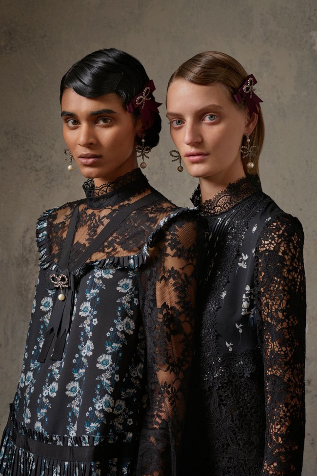 Collezione Erdem X H&M. Blusa in pizzo nero floreale da donna. Foto di Michal Pudelka