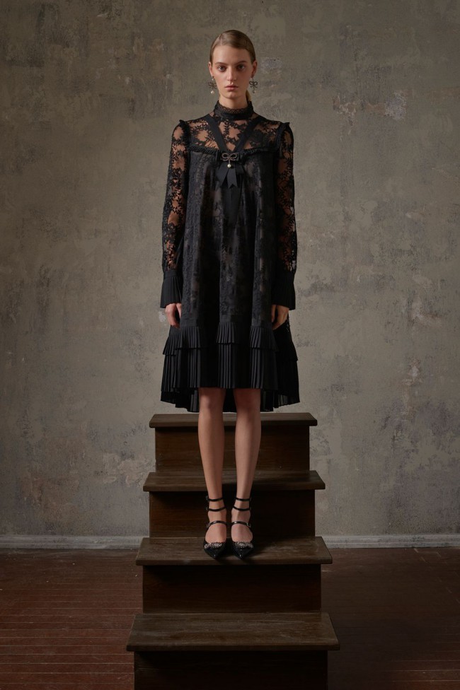 Collezione Erdem X H&M. Vestito nero dark in pizzo floreale da donna. Foto di Michal Pudelka