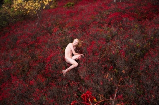 Ryan McGinley, Jacob (Red Blueberry), 2015. Nel lavoro del fotografo americano Ryan McGinley troviamo tutto. Sentimenti e pulsioni che talvolta tendiamo a nascondere, ritratti in modo perfetto.