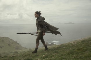 Star Wars: episodio VIII - Gli ultimi Jedi finalmente al cinema. Daisy Ridley nei panni di Rey in una scena del film