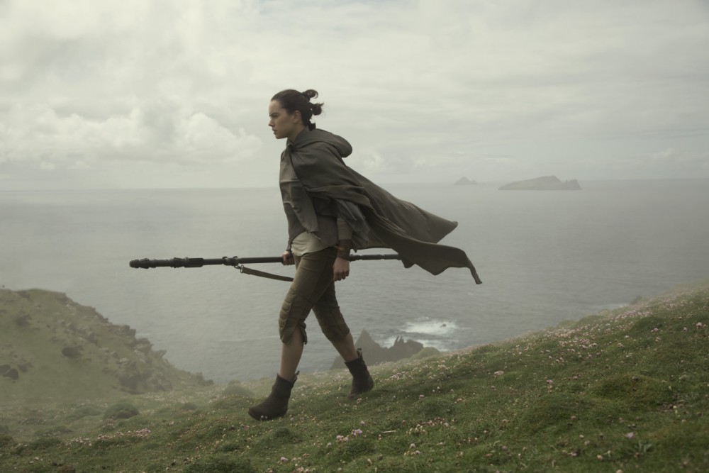 Star Wars: episodio VIII - Gli ultimi Jedi finalmente al cinema. Daisy Ridley nei panni di Rey in una scena del film