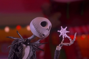 Nightmare Before Christmas, film d'animazione di Tim Burton. Jack Skeletron. I film natalizi rendono speciale il periodo delle feste. Da Il Grich a Mamma, ho perso l’aereo, vediamo quali sono "i film di Natale" per eccellenza.