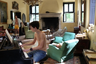 Chiamami col tuo nome, film di Luca Guadagnino. Timothée Chalamet (Elio) e Armie Hammer (Oliver) in una scena del film