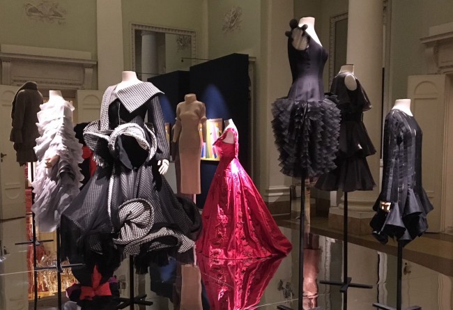 Museo della moda e del costume di Palazzo Pitti Il Museo della moda e del costume di Palazzo Pitti per ApritiModa offre una mostra tutta nuova: Tracce: dialoghi ad arte nel museo della moda e del costume