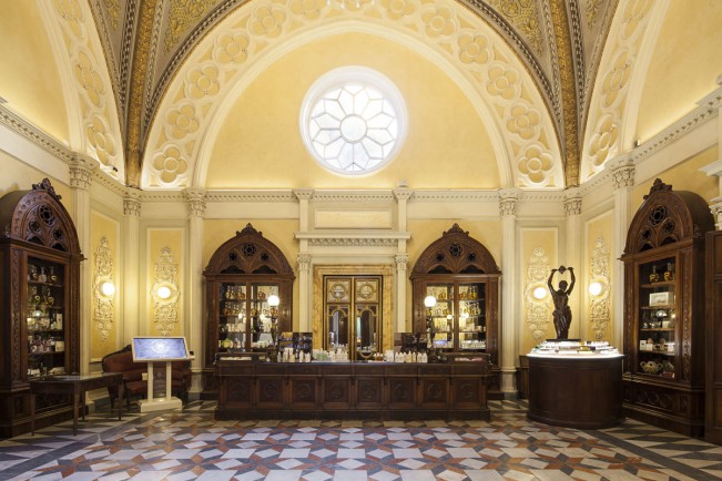 Officina Profumo Farmaceutica di Santa Maria Novella Officina Profumo Farmaceutica di Santa Maria Novella apre le porte delle stanze dell’antica farmacia, in via della Scala 16 a Firenze, per ApritiModa