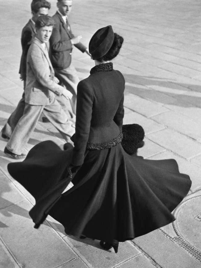 Renée, The New Look of Dior, Place de la Concorde, Paris, 1947, Richard Avedon Renée, The New Look of Dior, Place de la Concorde, Paris, 1947, Richard Avedon. Richard Avedon in mostra al Getty Museum di Los Angeles in Icons of Style: a Century of Fashion Photography, 1911-2011