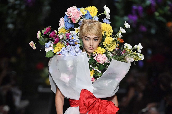 Moschino spring summer 2018 gigi hadid fiori tendenze estate 2018 Moschino Spring Summer 2018 flowers mania tendenze estate 2018